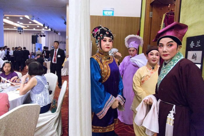 Các thành viên của đoàn kịch Nam Hwa trước giờ biểu diễn tại một câu lạc bộ dành cho người Singapore có gốc Quảng Đông, Trung Quốc. Ảnh: New York Times.