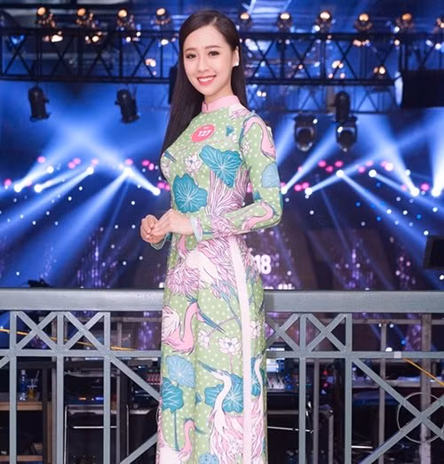 Hà My thạo 4 ngoại ngữ và có tính cách độc lập từ nhỏ. Hà My thạo 4 ngoại ngữ và có tính cách độc lập từ nhỏ.