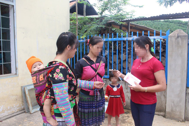 Kết hôn sớm là tập tục lâu đời của đồng bào dân tộc thiểu số vùng sâu vùng xa. Kết hôn sớm là tập tục lâu đời của đồng bào dân tộc thiểu số vùng sâu vùng xa.