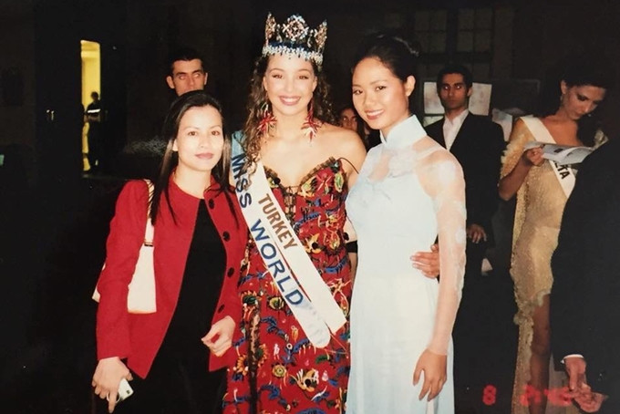 Đến năm 2002, đương kim Hoa hậu Việt Nam khi đó - Phạm Thi Mai Phương (phải) trở thành đại diện đầu tiên bước ra từ cuộc thi chinh chiến quốc tế. Cô tâm sự, khi ấy chỉ mang 2 valy lên đường dự thi, mọi công tác khác đều được báo Tiền Phong và mẹ ruột giúp đỡ. Kết quả, Mai Phương lọt vào top 20 Miss World 2002.  Đến năm 2002, đương kim Hoa hậu Việt Nam khi đó - Phạm Thi Mai Phương (phải) trở thành đại diện đầu tiên bước ra từ cuộc thi chinh chiến quốc tế. Cô tâm sự, khi ấy chỉ mang 2 valy lên đường dự thi, mọi công tác khác đều được báo Tiền Phong và mẹ ruột giúp đỡ. Kết quả, Mai Phương lọt vào top 20 Miss World 2002.