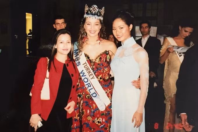  Đến năm 2002, đương kim Hoa hậu Việt Nam khi đó - Phạm Thi Mai Phương (phải) trở thành đại diện đầu tiên bước ra từ cuộc thi chinh chiến quốc tế. Cô tâm sự, khi ấy chỉ mang 2 valy lên đường dự thi, mọi công tác khác đều được báo Tiền Phong và mẹ ruột giúp đỡ. Kết quả, Mai Phương lọt vào top 20 Miss World 2002.