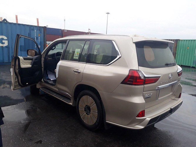 Xe vẫn mang thiết kế với lưới tản nhiệt hình đồng hồ cát sơn đen, đèn LED tuy nhiên phần cản đã được độ lại hầm hố hơn. Xe vẫn mang thiết kế với lưới tản nhiệt hình đồng hồ cát sơn đen, đèn LED tuy nhiên phần cản đã được độ lại hầm hố hơn.