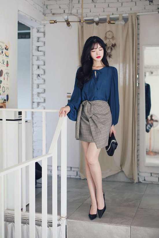 Chân váy rời từ kiểu đầm mini cho đến váy chữ A đều được trang trí phần thắt dây lưng bắt mắt. Các kiểu trang phục này thường được mix cùng áo lụa, áo blouse theo phong cách cổ điển.