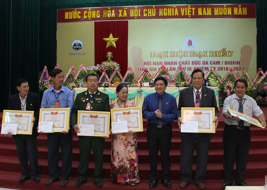 Tặng Bằng khen của Trung ương Hội Nạn nhân chất độc da camcho các tập thể, cá nhân có thành tích xuất sắc trong nhiệm kỳ 2013-2018. Ảnh: Phan Lài
