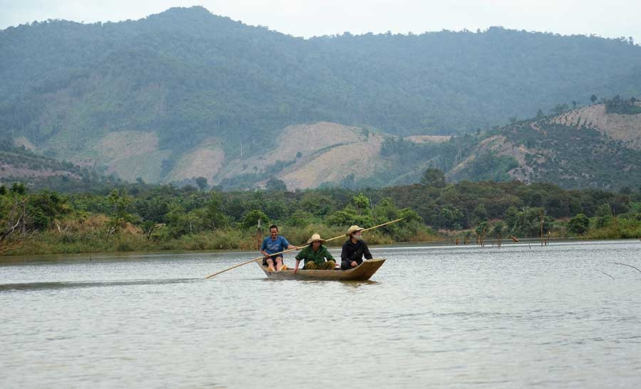 Pô Kô là nhánh sông rừng, lòng sông không rộng lắm, luồn lách giữa các hóc hẻm núi đồi nên có nhiều ghềnh thác