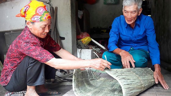 Sản xuất áo tơi đã giúp người dân Yên Lạc nâng cao thu nhập Sản xuất áo tơi đã giúp người dân Yên Lạc nâng cao thu nhập