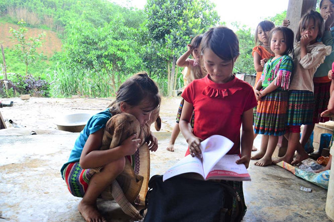  Giàng Thị Chá thường tranh thủ chỉ cho em học