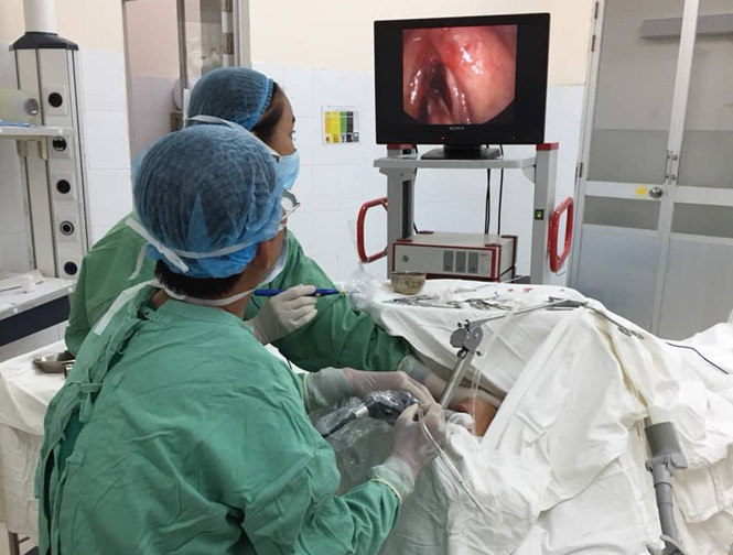 Bác sĩ đang phẫu thật lấy u cho bệnh nhân Bác sĩ đang phẫu thật lấy u cho bệnh nhân