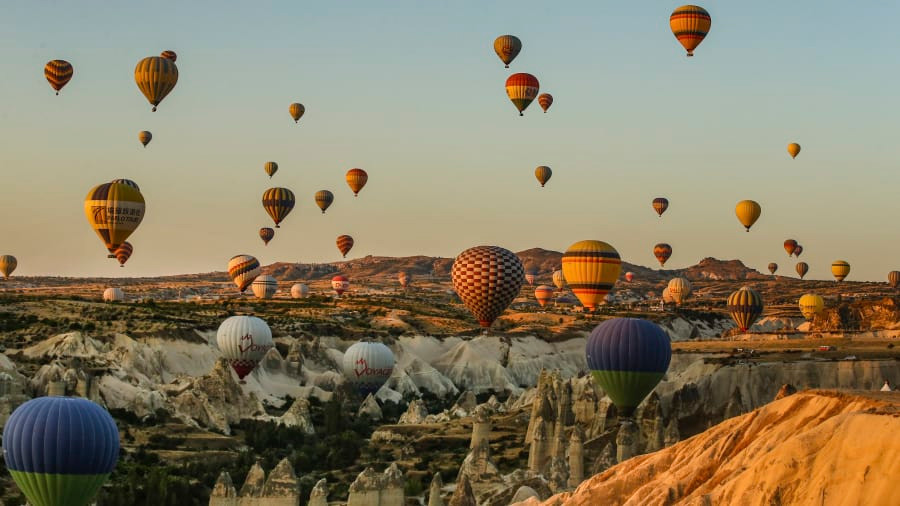  Cappadocia, Thổ Nhĩ Kỳ: Khinh khí cầu rợp trời lúc hoàng hôn. (Nguồn: Associate Press)