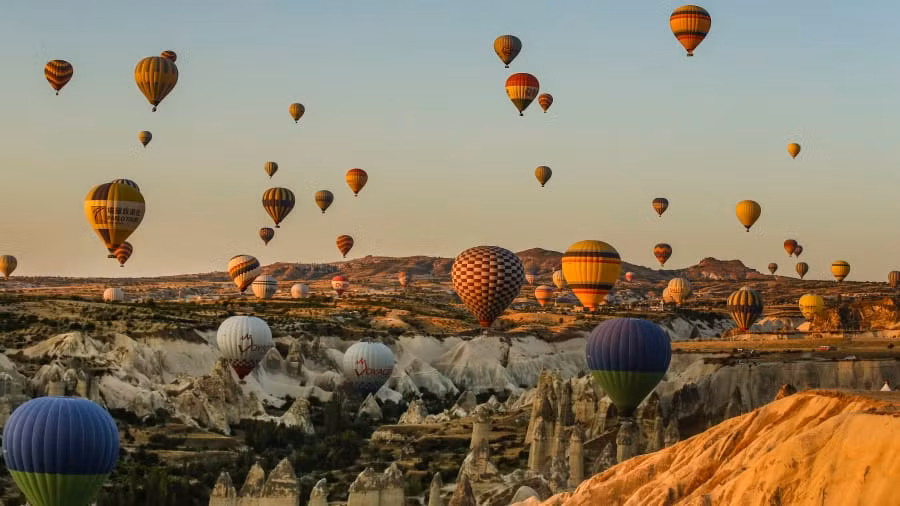  Cappadocia, Thổ Nhĩ Kỳ: Khinh khí cầu rợp trời lúc hoàng hôn. (Nguồn: Associate Press)