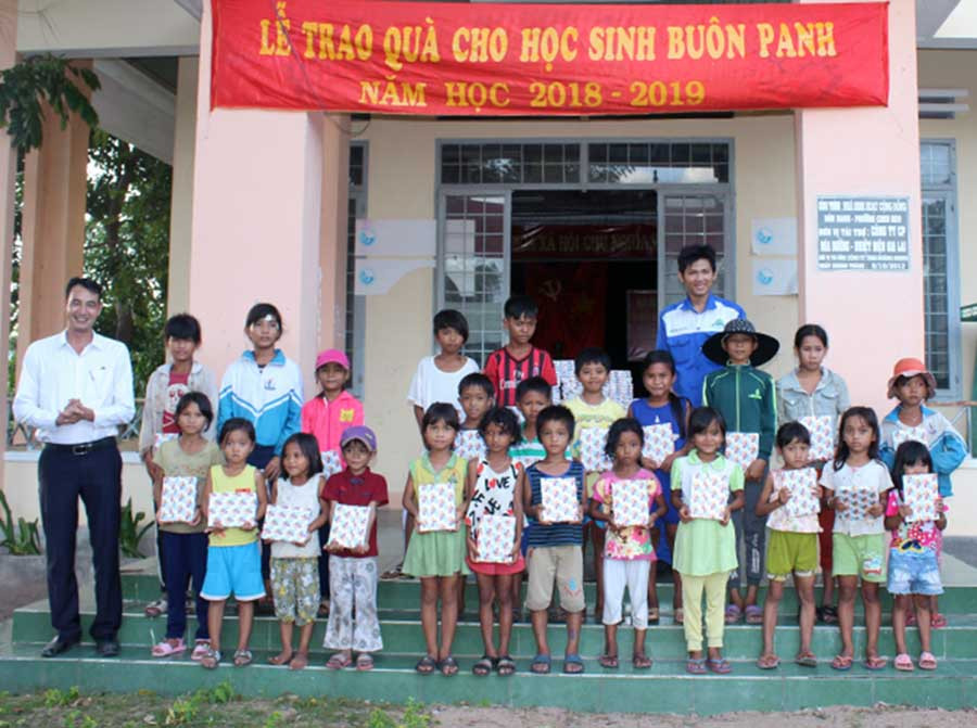  Tặng vở cho các em học sinh ở buôn Panh (phường Cheo Reo, thị xã Ayun Pa). Ảnh: N.D