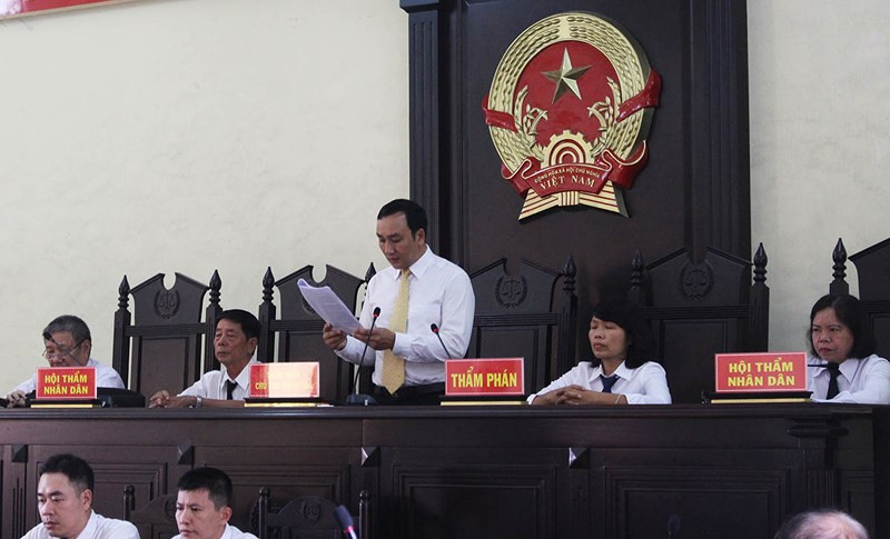 Chủ tọa phiên tòa tuyên án. Ảnh: TẤN LỘC