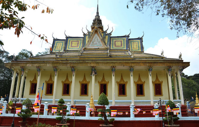 Ngôi chánh điện chùa Hang