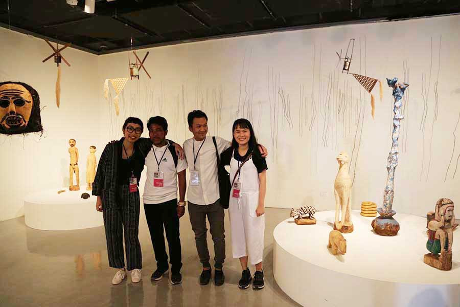  Nhóm Art Labor cùng nghệ nhân tạc tượng Rơ Châm Jêh (thứ 2 từ trái sang) tham gia triển lãm tại Đài Loan năm 2017 (ảnh do nhóm Art Labor cung cấp).