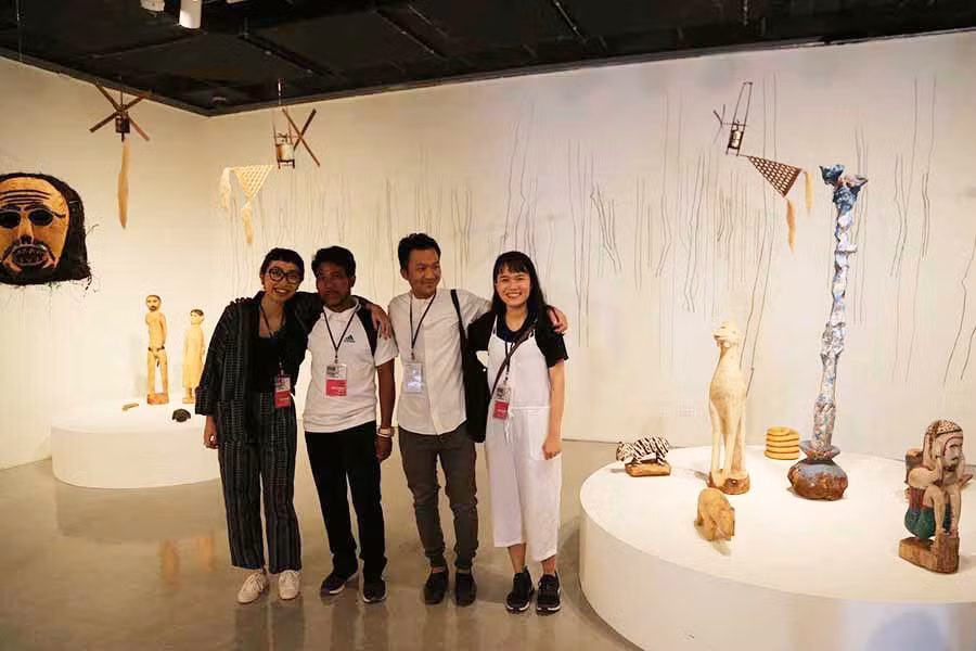  Nhóm Art Labor cùng nghệ nhân tạc tượng Rơ Châm Jêh (thứ 2 từ trái sang) tham gia triển lãm tại Đài Loan năm 2017 (ảnh do nhóm Art Labor cung cấp).
