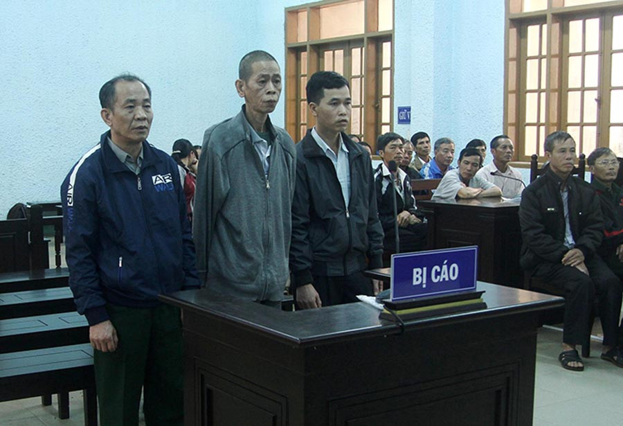  Từ trái qua, các bị cáo: Nhương, Tiên, Hùng tại phiên tòa. Ảnh: V.N