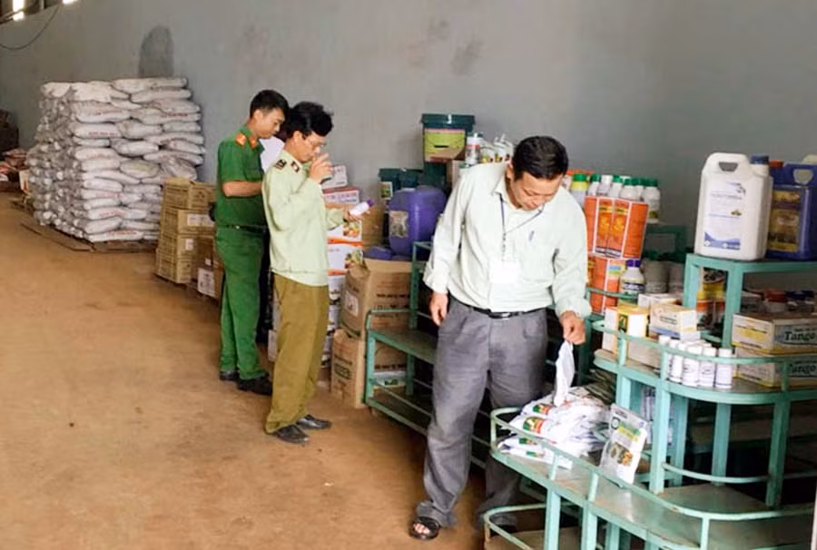  Đoàn kiểm tra liên ngành kiểm tra đột xuất một cơ sở kinh doanh thuốc bảo vệ thực vật trên địa bàn huyện. Ảnh: Trần Dung