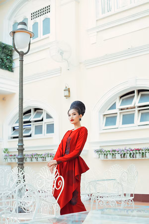 Chất liệu sử dụng trong các thiết kế đa dạng, gồm tafta, lụa, cotton, gấm, bố...