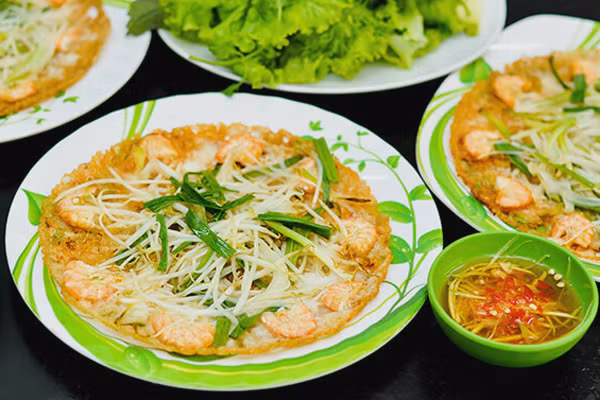 Bánh xèo tôm nhảy là một trong những món ngon nhất định phải ăn khi đến Quy Nhơn. 