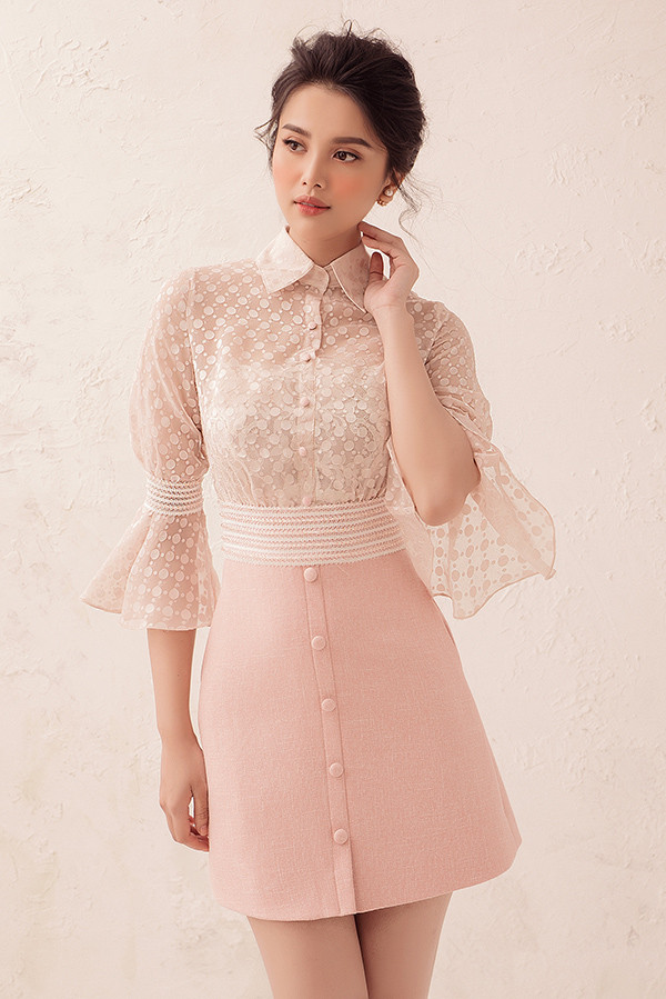 Trang phục pha trộn phong cách cổ điển và tinh thần đương đại với sơ mi tay loe, chân váy gài nút đồng điệu gam màu pastel.