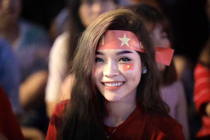 Sự xuất hiện của các bóng hồng khiến không khí cổ động thêm hào hứng. Văn Quyết và các đồng đội có thêm nguồn sức mạnh từ các CĐV ở quê nhà. Thực tế, Việt Nam trải qua trận đấu hao tổn thể lực chưa từng có.