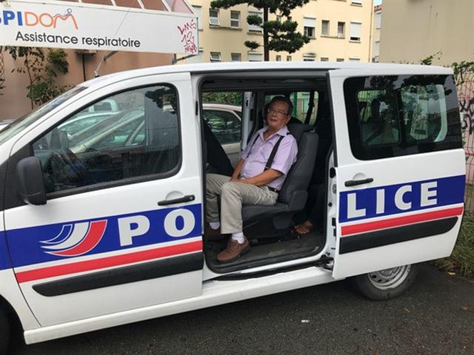 Ông Dinh Jean-Pierre, lãnh sự danh dự Việt Nam tại Nouvelle Calédonie đi cùng xe cảnh sát địa phương đến tòa án để bảo lãnh cho ngư dân (Ảnh: TL)