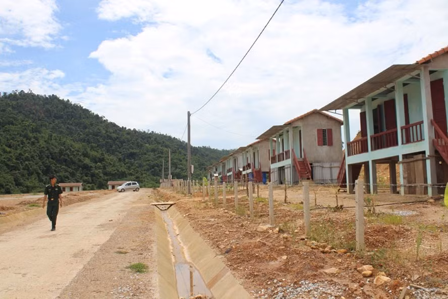 Một góc bản mới Rào Tre mà 11 hộ dân được tặng nhà mới với chính sách dãn dân của đề án phát triển dân tộc Chứt. Ảnh: TRẦN TUẤN Một góc bản mới Rào Tre mà 11 hộ dân được tặng nhà mới với chính sách dãn dân của đề án phát triển dân tộc Chứt. Ảnh: TRẦN TUẤN