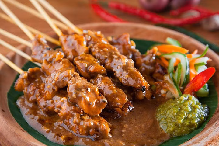 Satay: Là món thịt xiên được nướng trên than hoa, Satay là một trong những món ăn vừa rẻ, vừa ngon của ẩm thực Indonesia. Thịt gà, dê, cừu hay thỏ được ướp nghệ, nướng trên than hoa và rưới sốt đậu phộng. Bạn có thể thưởng thức món này ở các quầy hàng ven đường, ăn cùng bánh gạo, dưa chuột hoặc hành.