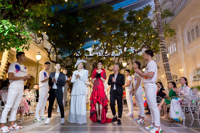 Võ Hoàng Yến, Trương Thị May, hai nhà thiết kế Vũ Ngọc & Son cùng các người mẫu trong màn chào kết. Võ Hoàng Yến, Trương Thị May, hai nhà thiết kế Vũ Ngọc & Son cùng các người mẫu trong màn chào kết.