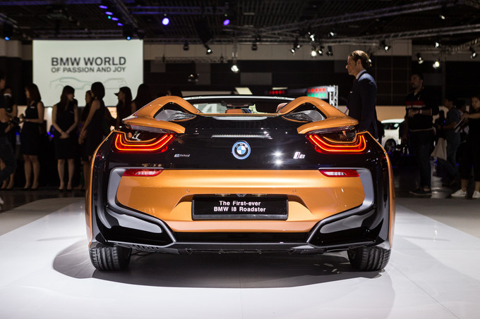 So với phiên bản mui cứng, i8 Roadster có sự thay đổi ở kết cấu khung. Mui xe dạng vải mềm có thể xếp gọn phía sau và bổ sung thêm khung chống lật ở phía sau ghế.