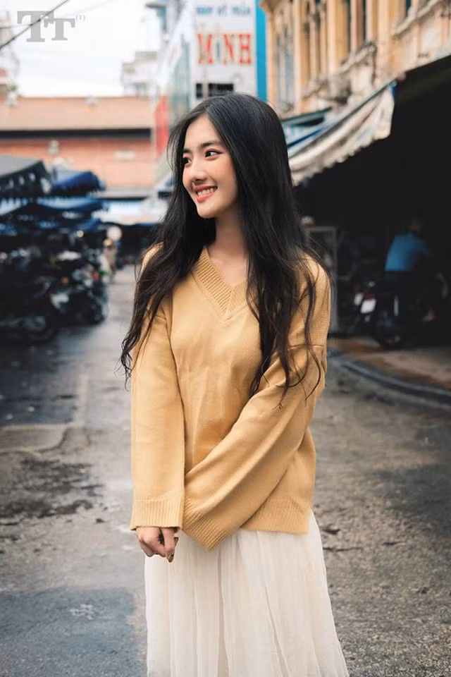 Mỹ Kiều cũng tỏ ra khá bất ngờ khi những hình ảnh này của mình được mọi người khen ngợi và yêu thích nhiều đến thế. Cô bày tỏ: “Dạo gần đây em có nhận được khá nhiều lời mời kết bạn và tin nhắn làm quen. Em cũng thường được các bạn nói là góc nghiêng sẽ tôn lên khuôn mặt mình, nên cũng thành thói quen chụp ảnh như vậy luôn”.