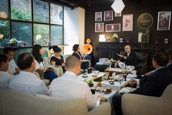 3 luật sư ngồi bên trái ghi chép, cung cấp thêm thông tin, 6 nhà báo ngồi bên phải và đối diện ông Đặng Lê Nguyên Vũ. Ảnh: Tô Thanh Tân.