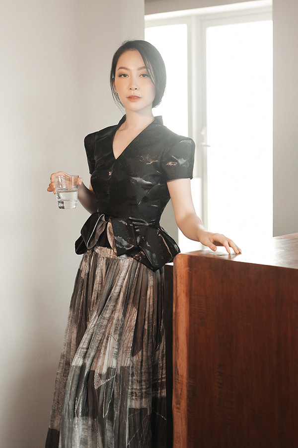 Chi tiết cổ tròn, chữ V tôn nét gợi cảm được xử lý một cách khéo léo để bộ váy vẫn giúp người mặc thể hiện sự sang trọng, thanh lịch. Chi tiết cổ tròn, chữ V tôn nét gợi cảm được xử lý một cách khéo léo để bộ váy vẫn giúp người mặc thể hiện sự sang trọng, thanh lịch.