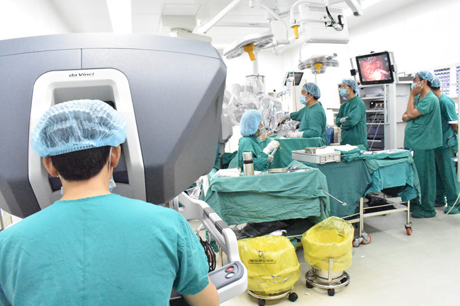 Phẫu thuật bằng robot cắt cùng lúc 2 khối u cho bệnh nhân Phẫu thuật bằng robot cắt cùng lúc 2 khối u cho bệnh nhân