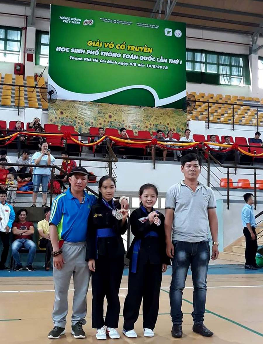 2 VĐV đoàn Gia Lai đoạt giải và các huấn luyện viên. Ảnh: Minh Vỹ