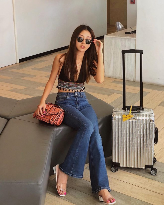  Trong dàn hâm mộ túi City Knot còn có Quỳnh Anh Shyn. Hot girl đình đám đi du lịch không quên mang theo chiếc túi City Knot phiên bản màu sáng, phối cùng crop top và quần ống vẩy phóng khoáng.