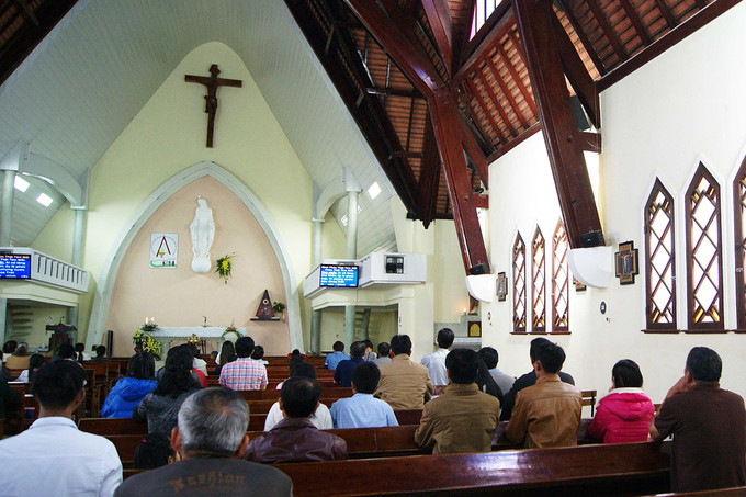  Một điểm chú ý khác của nhà thờ là bức tượng Đức Mẹ đứng trên quả địa cầu được tạc theo hình mẫu người phụ nữ Việt Nam, do kiến trúc sư người Pháp Janchère thiết kế. Tượng cao 3 m, nặng 1 tấn được làm vào năm 1943, do bà Suzanne tiến dâng. Trong ảnh là cảnh giáo dân sinh hoạt bên trong thánh đường.