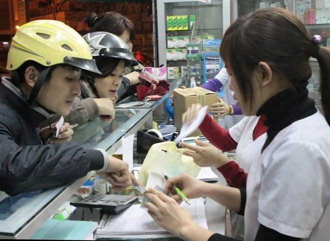 Mua-bán thuốc chữa bệnh tại một cửa hàng trên đường Giải Phóng, Hà Nội. (Ảnh: Dương Ngọc/TTXVN)  Mua-bán thuốc chữa bệnh tại một cửa hàng trên đường Giải Phóng, Hà Nội. (Ảnh: Dương Ngọc/TTXVN)