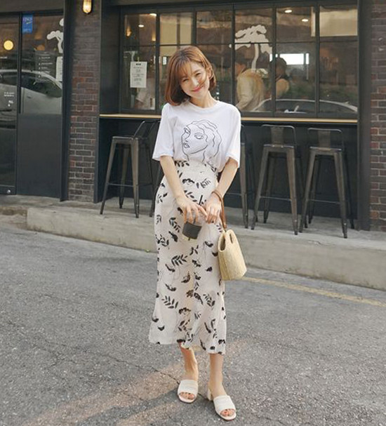 Những kiểu chân váy nhẹ nhàng phối hợp cùng áo thun hạ vai đang là mốt được nhiều fashionista xứ Hàn ưa chuộng. Những kiểu chân váy nhẹ nhàng phối hợp cùng áo thun hạ vai đang là mốt được nhiều fashionista xứ Hàn ưa chuộng.