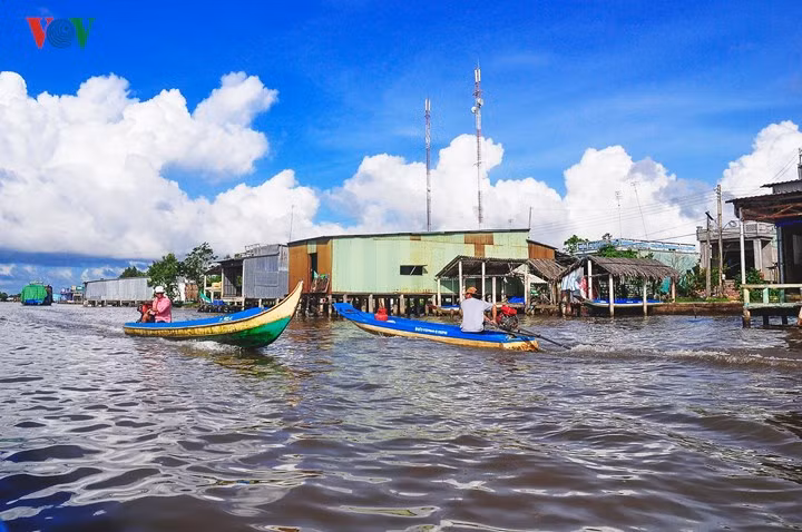 Đi dọc các nhánh sông lớn, hai bên bờ là những khu phố “nổi”, nhà cửa dày đặc hướng ra sông, thuyền có thể ghé bất cứ đâu từ các cửa hàng dịch vụ, tạp hóa cho đến trạm xăng.