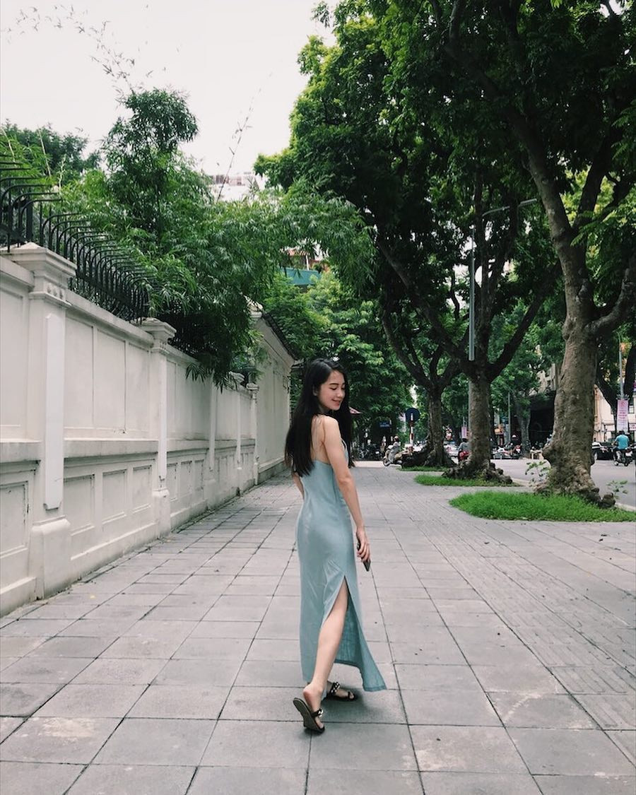 Ketmany diện trang phục đơn giản, nữ tính khi ghé thăm thủ đô. Cô vẫn trung thành với mái tóc dài, đen thẳng, đậm chất con gái Việt Nam. Ketmany diện trang phục đơn giản, nữ tính khi ghé thăm thủ đô. Cô vẫn trung thành với mái tóc dài, đen thẳng, đậm chất con gái Việt Nam.