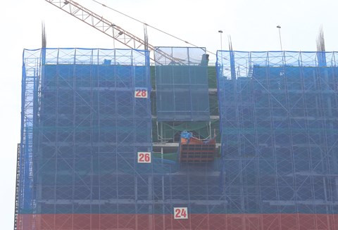 Cẩu bị rơi từ tầng trên cùng của tòa nhà. Cẩu bị rơi từ tầng trên cùng của tòa nhà.