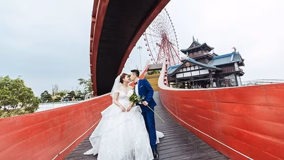 Cây cầu trở thành điểm chụp ảnh cưới hấp dẫn thu hút các cặp uyên ương trong mùa cưới năm nay. 
