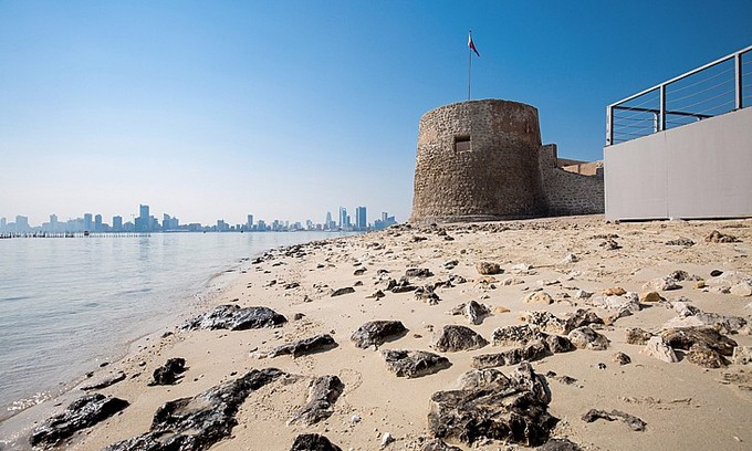 Bahrain có hai công trình được UNESCO công nhận là di sản thế giới, gồm khu khảo cổ Qal'at al-Bahrain, và đường mòn dài 3,5 km, Bahrain Pearling Trail (ảnh) trên đảo Muharraq - nơi những người lặn mò ngọc trai từng đi lại từ khoảng 2000 năm trước Công nguyên. Ảnh: Time Out Bahrain. Bahrain có hai công trình được UNESCO công nhận là di sản thế giới, gồm khu khảo cổ Qal'at al-Bahrain, và đường mòn dài 3,5 km, Bahrain Pearling Trail (ảnh) trên đảo Muharraq - nơi những người lặn mò ngọc trai từng đi lại từ khoảng 2000 năm trước Công nguyên. Ảnh: Time Out Bahrain.