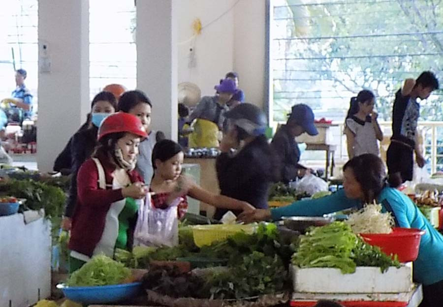 Tăng cường đảm bảo vệ sinh an toàn thực phẩm bày bán tại các chợ. Ảnh: T.N