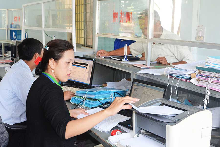 8Cán bộ tại bộ phận một cửa thị trấn Kon Dơng in phiếu hẹn thời gian giải quyết thủ tục hành chính cho người dân. Ảnh: Minh Triều