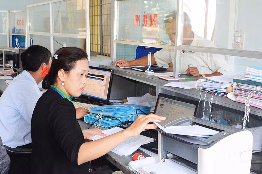 8Cán bộ tại bộ phận một cửa thị trấn Kon Dơng in phiếu hẹn thời gian giải quyết thủ tục hành chính cho người dân. Ảnh: Minh Triều