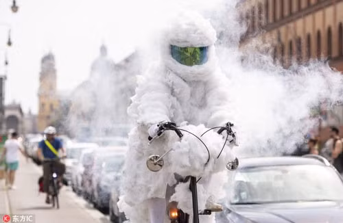 Khói phát ra từ chiếc xe đạp khi nghệ sĩ Nothhelfer di chuyển qua con đường ô nhiễm Ảnh: IC