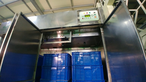 Máy làm giá đỗ của anh Vũ có bản điều khiển phía trên. Ảnh: Bizmedia