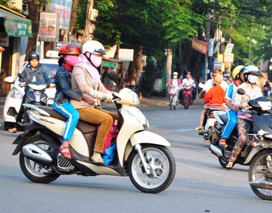 Nhiều phụ huynh chấp hành tốt các quy định về trật tự an toàn giao thông khi đưa con đến trường. (Ảnh: internet)